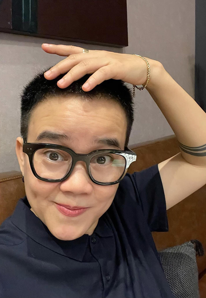 Phương Uyên than tóc đã dài nhưng vẫn chưa thể ra tiệm hớt được.