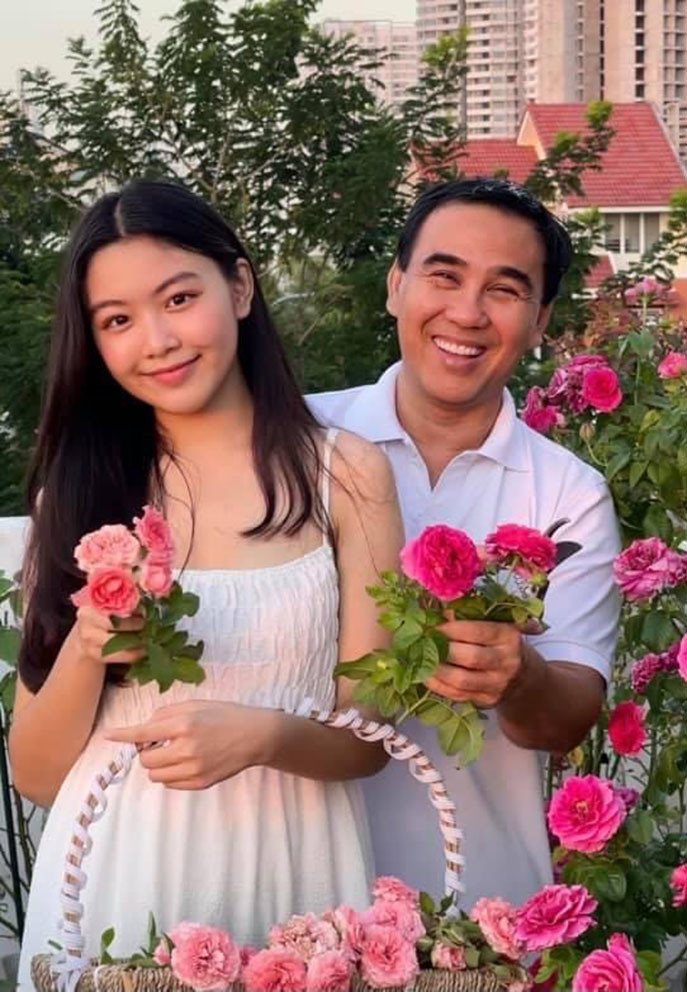 Con gái Quyền Linh được khen xinh, nét đẹp thanh tú khi chụp ảnh cùng bố đón tuổi mới.