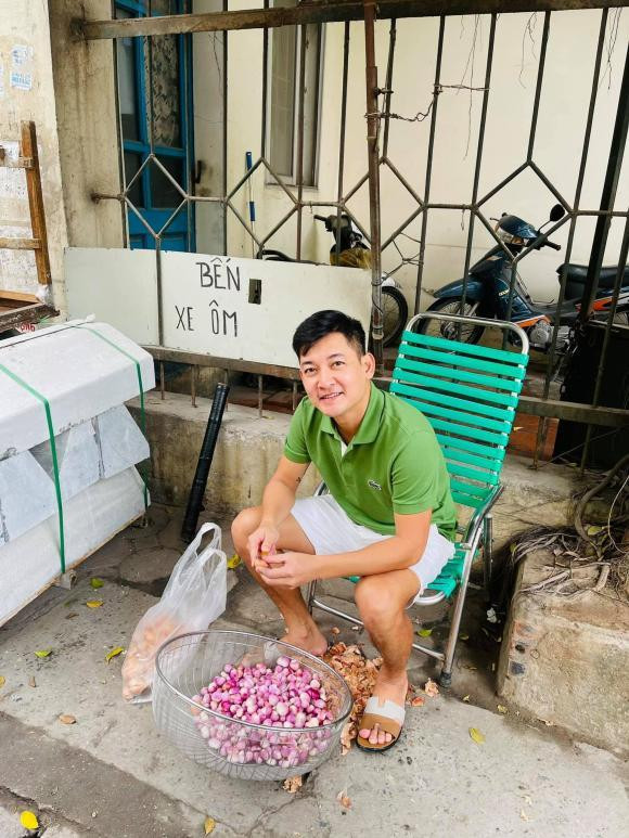 Hải Băng đăng ảnh của Thành Đạt kèm chú thích hài hước: "Nghề tay phải của chồng em đấy các bác".