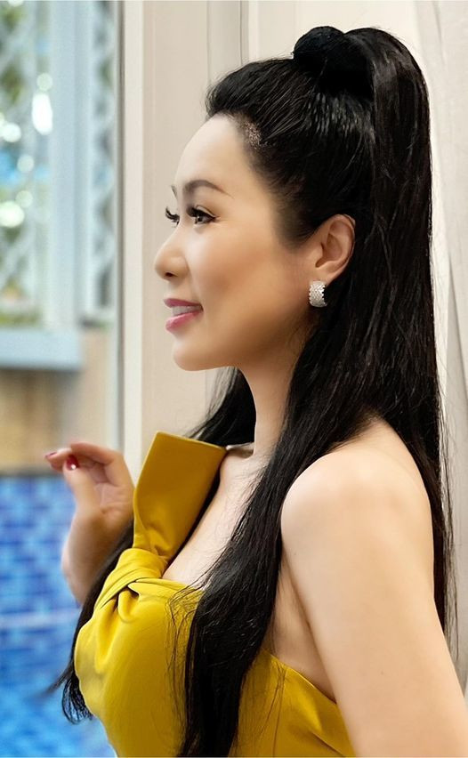 Trịnh Kim Chi gợi cảm khoe góc nghiêng 'thần thánh'.