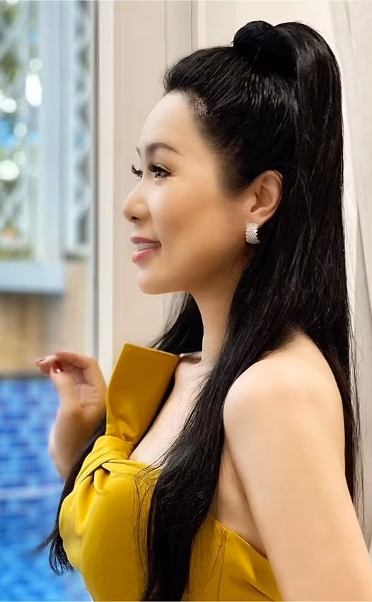 Trịnh Kim Chi gợi cảm khoe góc nghiêng 'thần thánh'.