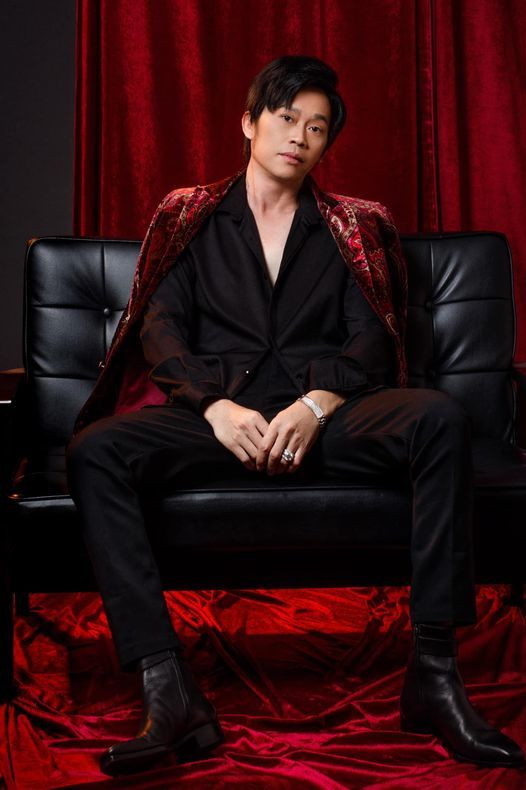 Hoài Linh mặc bảnh bao nhưng vẫn hài hước 'con đói quá mẹ ơi'.