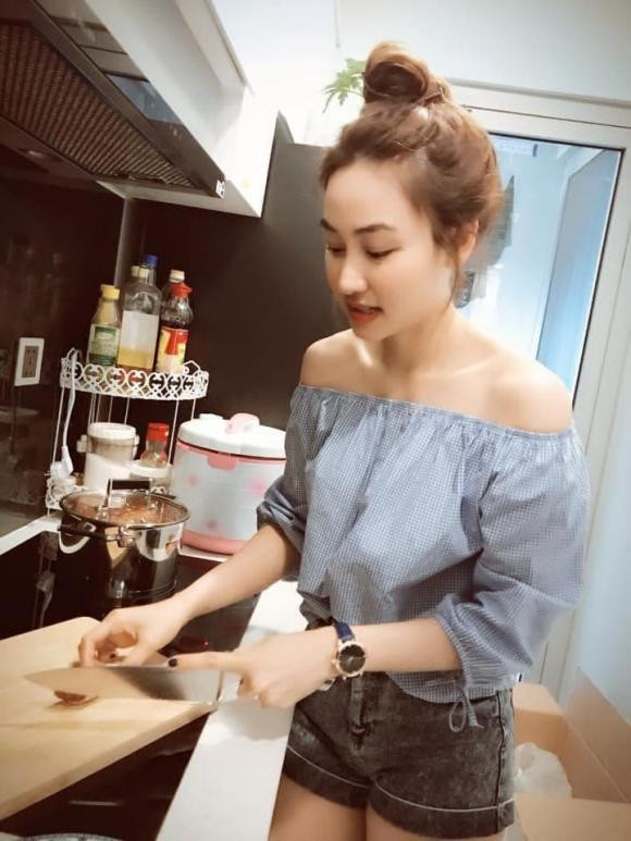 Mới đây, Ngân Khánh chia sẻ hình ảnh "tay dao tay thớt" vào bếp chế biến đồ ăn. Nữ diễn viên không quên "thả thính": "Mai này em sẽ nấu cơm rồi ai dám ăn không?".