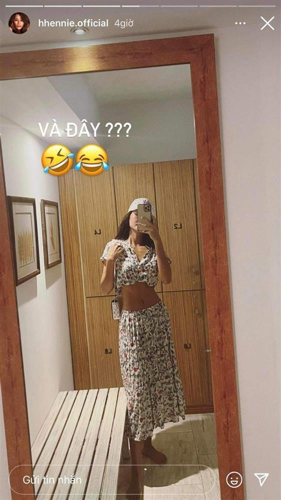 Chỉ với một chút cắt xẻ, Hoa hậu H'Hen Niê đã tạo ra set đồ thời thượng, cực kỳ hợp lý cho những chuyến đi biển sắp tới.