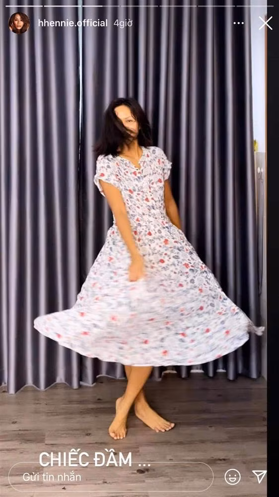 Mới đây, trên trang cá nhân, người đẹp tiếp tục "khoe" thành tích khi biến tấu chiếc đầm suông, trông khá nhàm chán thành combo áo croptop cùng chân váy xoè thời thượng, khoe vòng eo thon gọn.