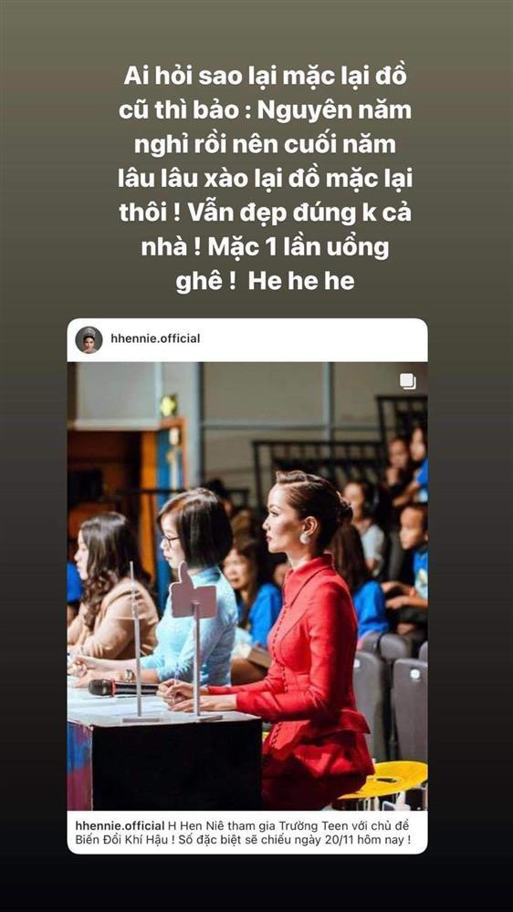 H'Hen Niê từng nói rằng việc mặc đồ có 1 lần quá phí nên "xào lại" vẫn đẹp.