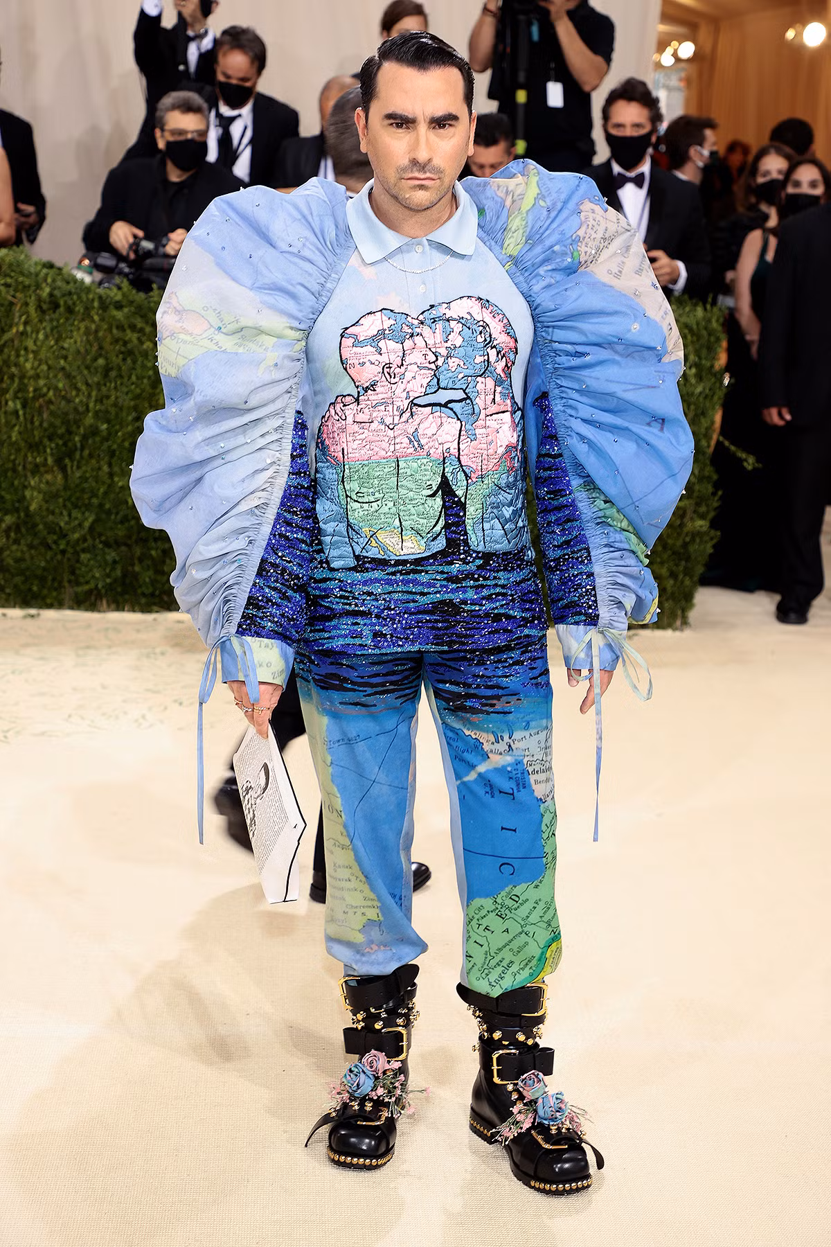 Dan Levy không thể bắt mắt hơn khi tới sự kiện thời trang nức tiếng trong trang phục này.