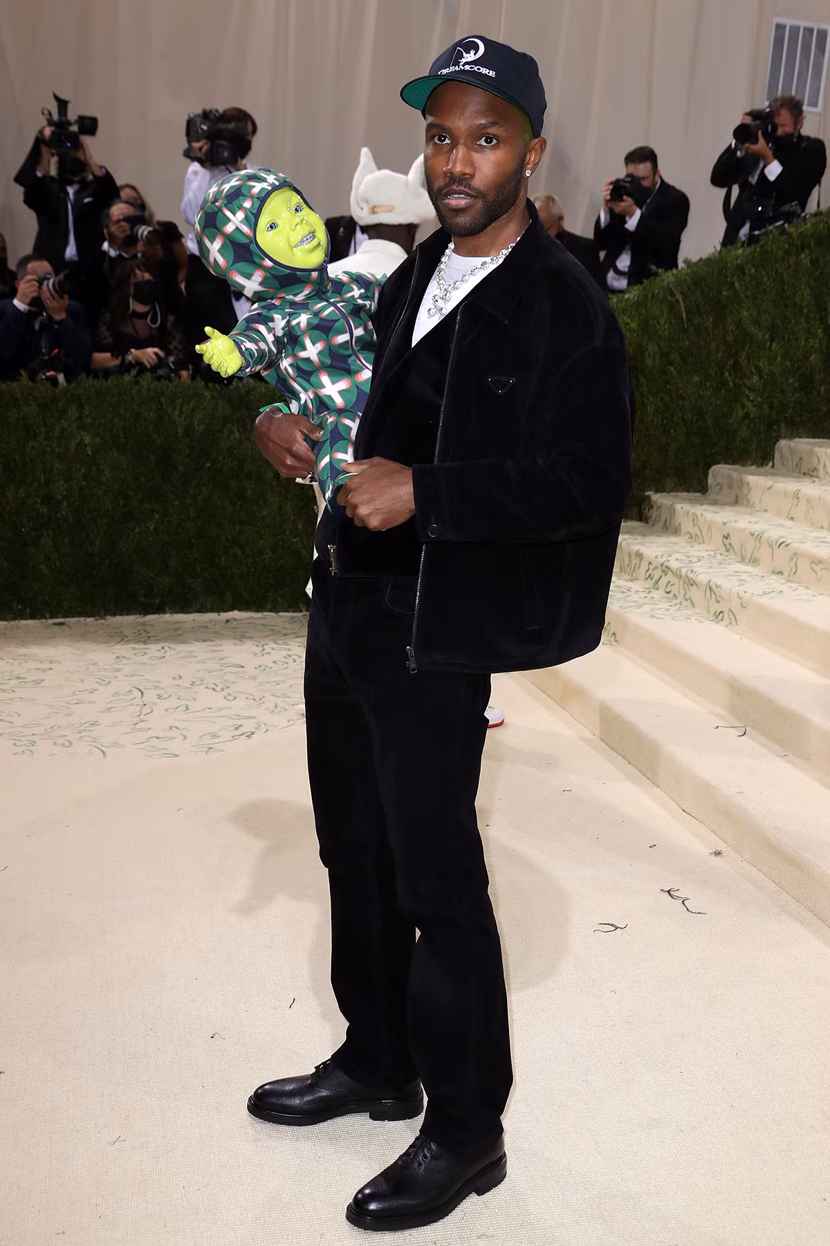 Frank Ocean gây chú ý khi ôm cả búp bê mặt xanh lên thảm đỏ cùng.