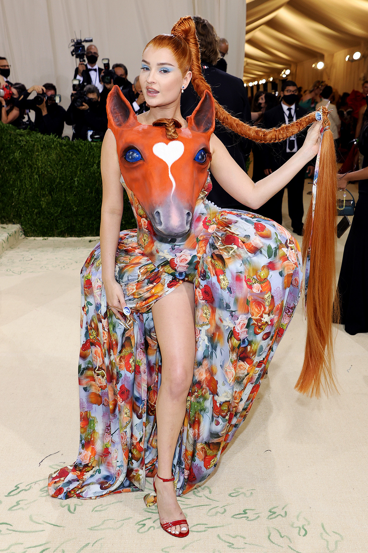 Kim Petras xuất hiện với tạo hình của một chú ngựa. Để cho thật ấn tượng, người đẹp tết tóc dài và đeo hẳn mặt ngựa trước ngực.