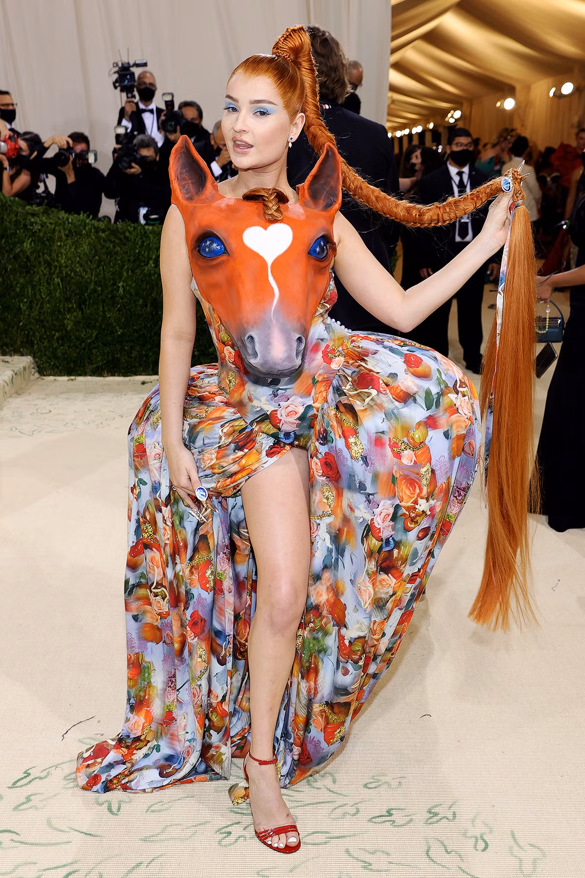 Kim Petras xuất hiện với tạo hình của một chú ngựa. Để cho thật ấn tượng, người đẹp tết tóc dài và đeo hẳn mặt ngựa trước ngực.