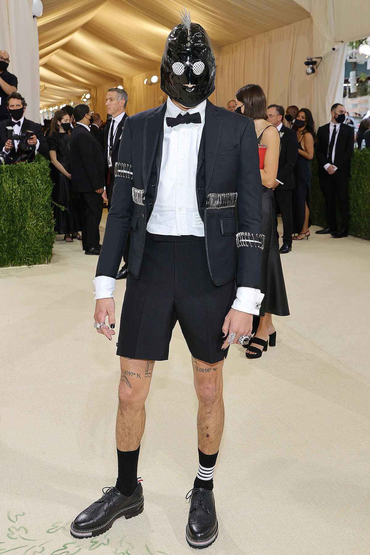 Evan Mock cũng như Kim trùm kín mặt nhưng sáng tạo hơn khi đục lỗ chi tiết ở mắt để dễ nhìn.