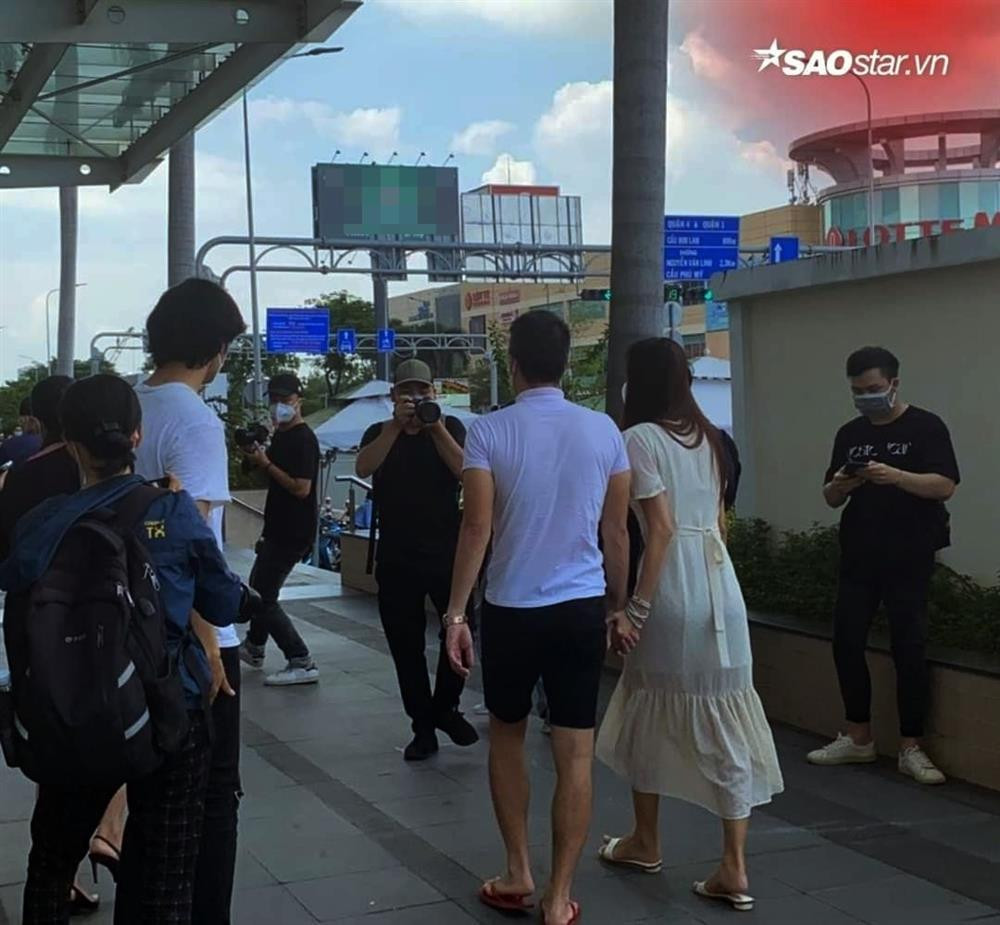 Cặp đôi nắm tay đầy tình cảm.Ngay khi cặp đôi xuất hiện đã thu hút sự chú ý. Cả hai chọn outfit nhẹ nhàng chứ không lồng lộn xiêm y, hàng hiệu. (Ảnh: Saostar)