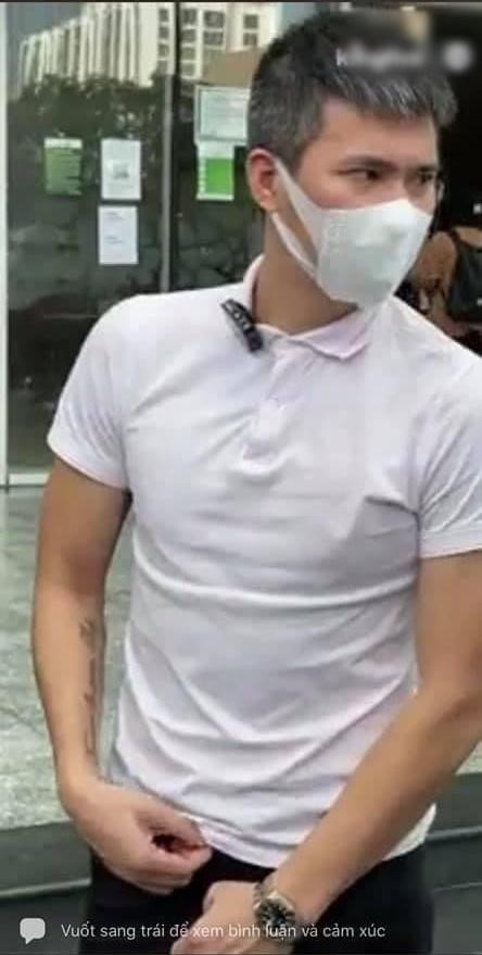 Trong khi đó, Công Vinh còn thoải mái hơn với set đồ áo polo trắng đồng điệu và quần shorts đen đơn giản cùng đôi dép tông Lào màu đỏ làm điểm nhấn. Đáng chú ý, có một chi tiết khiến khán giả cười không ngậm được mồm chính là khoảnh khắc nam cầu thủ kiểm tra trang phục đúng phần nhạy cảm xem đã "cửa đóng then cài" hay chưa.