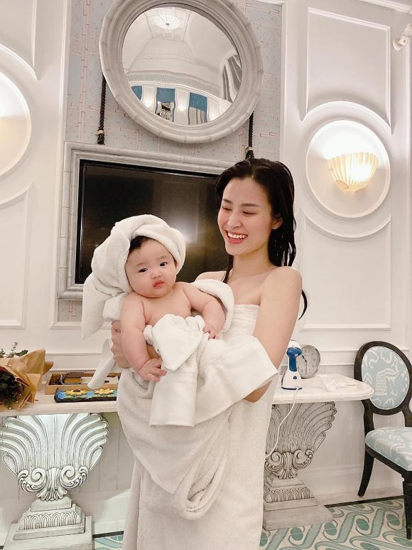 Đông Nhi đăng ảnh chụp cùng con gái sau khi hai mẹ con vừa tắm xong. Bức ảnh do Ông Cao Thắng chụp. "Em Nhi và chị Ngọc mới tắm ra hơi trần trùi trụi mà ba Thắng bắt chộp liền vậy nè", giọng ca "Ta là của nhau" chia sẻ.