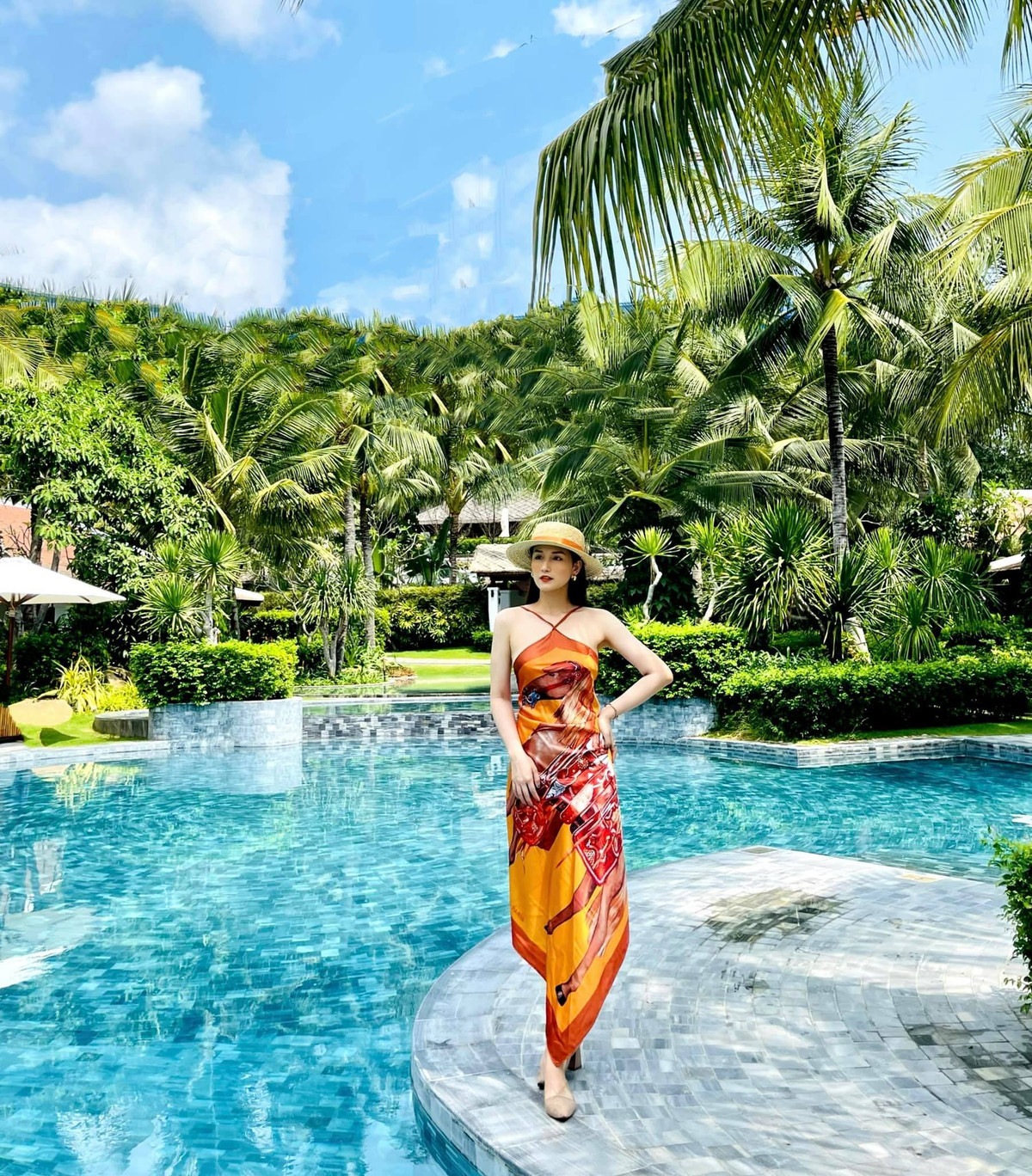 Diễn viên Lã Thanh Huyền sang chảnh khi đi nghỉ dưỡng.