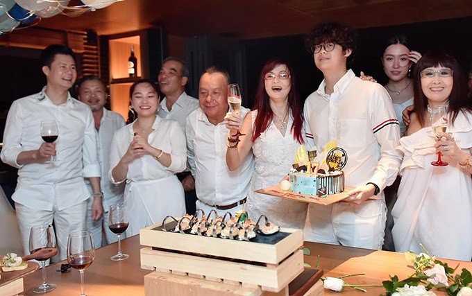 Diễn viên Hiền Mai tổ chức sinh nhật cho con trên du thuyền.