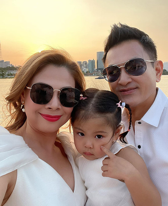 Ca sĩ Thanh Thảo cùng chồng và con gái thảnh thơi ngày cuối tuần.