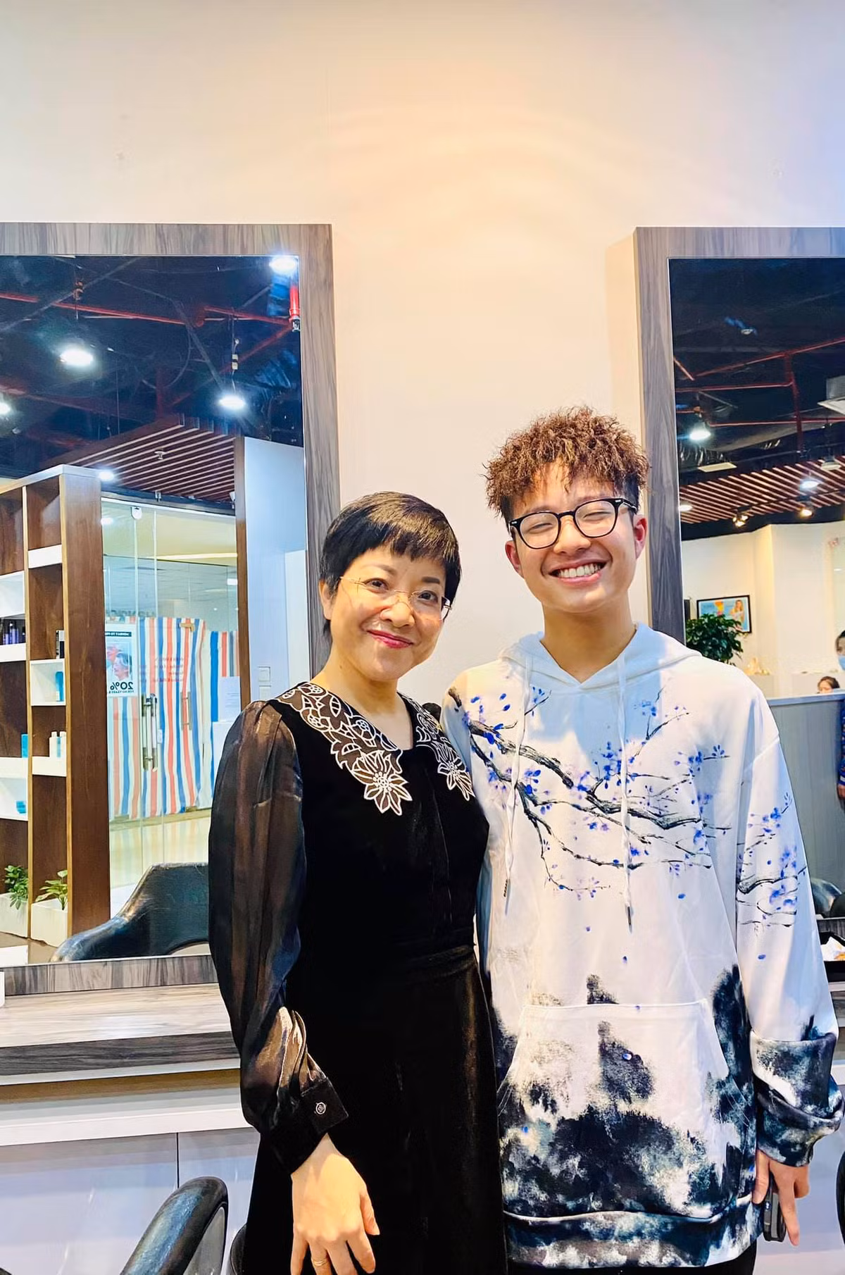  MC Thảo Vân đăng ảnh bên con trai và tếu táo: ''Ôi cái tóc!!! Trải nghiệm đi con, thích theo trend cơ''.