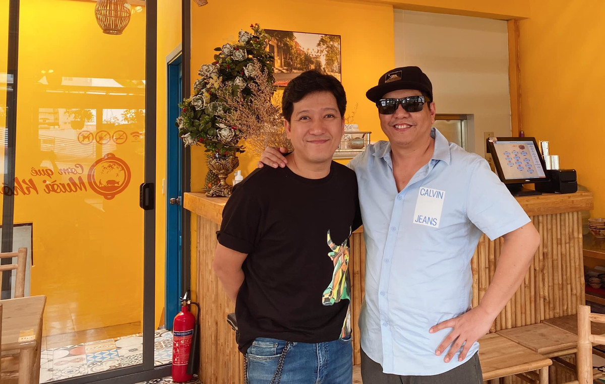 Đức Thịnh vui vẻ hội ngộ Trường Giang. Anh viết: "Hôm nay được Giang Đệ đãi cơm quê. Thịnh mụp làm mạch 3 chén cơm luôn. Thích nhất món canh bí cá nục".