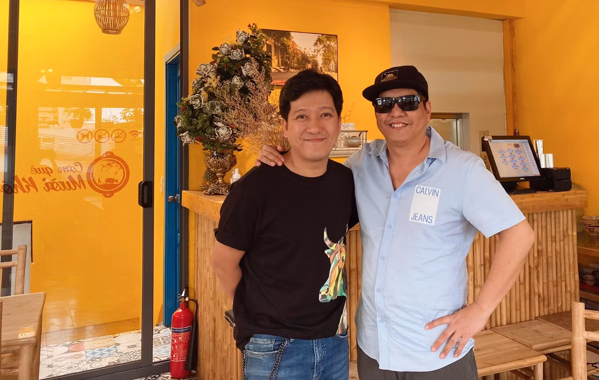 Đức Thịnh vui vẻ hội ngộ Trường Giang. Anh viết: "Hôm nay được Giang Đệ đãi cơm quê. Thịnh mụp làm mạch 3 chén cơm luôn. Thích nhất món canh bí cá nục".