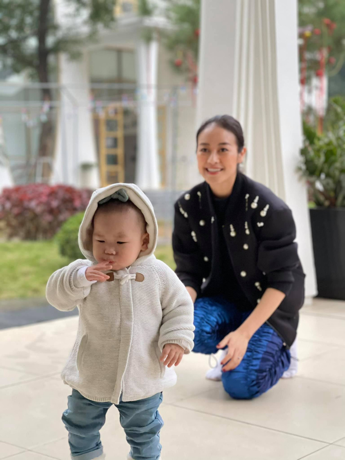 MC Phí Linh đưa con đến trường: "Sáng nay mẹ đưa Linkon vào con đường fashionista trong ống kính của bố, mẹ thì thường trực, còn bố bận đến mấy vẫn cố gắng tuần một hai lần đưa em đi học".