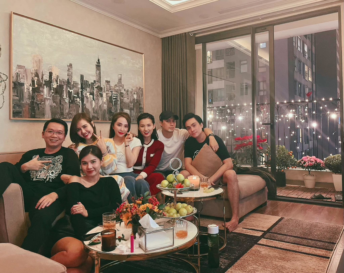 Hội bạn thân Quỳnh Nga, Việt Anh, Lã Thanh Huyền, Thái Dũng... tụ họp gặp gỡ.