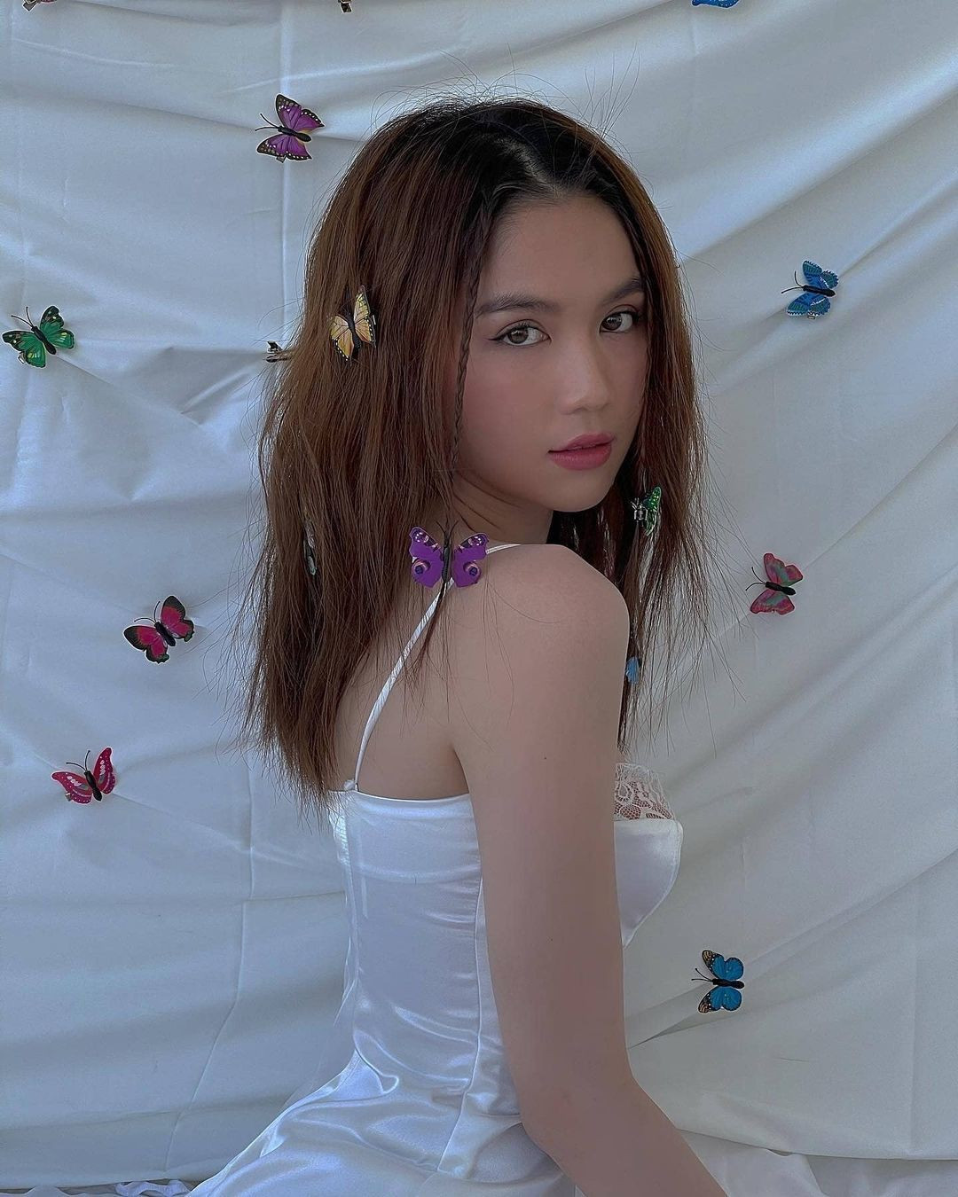 Không còn sexy, Ngọc Trinh nữ tính bất ngờ trong hình ảnh mới.