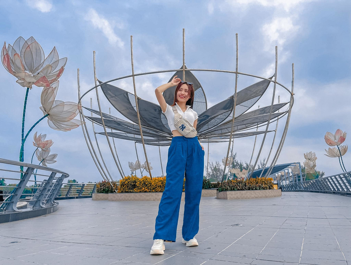 "Không sao mà, xanh đây rồi. Mạnh mẽ lên anh em mình ơi!", BTV Xuân Anh động viên khán giả.