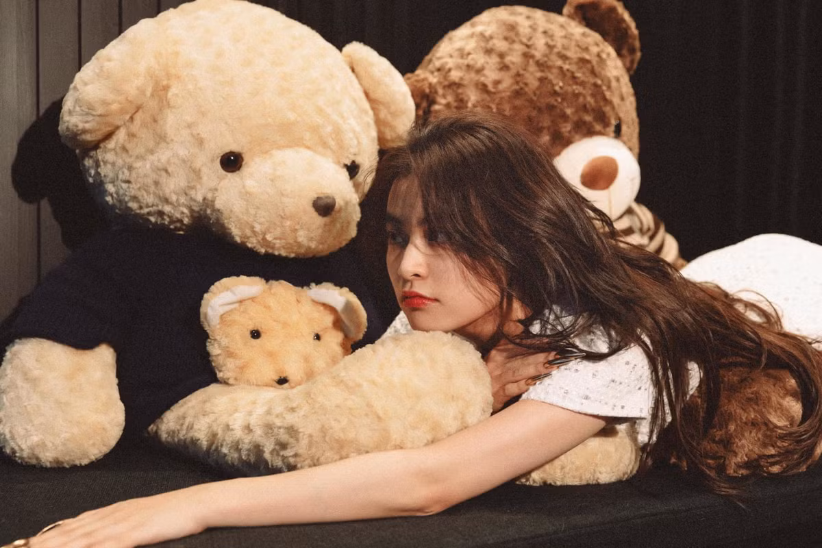 Hoàng Thuỳ Linh khoe loạt ảnh xinh đẹp dù trang điểm nhẹ nhàng.