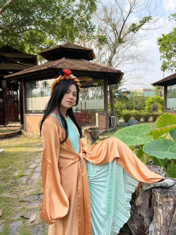 Bảo Hân 'Về nhà đi con' gây thích thú với hình ảnh nữ tính bất ngờ.