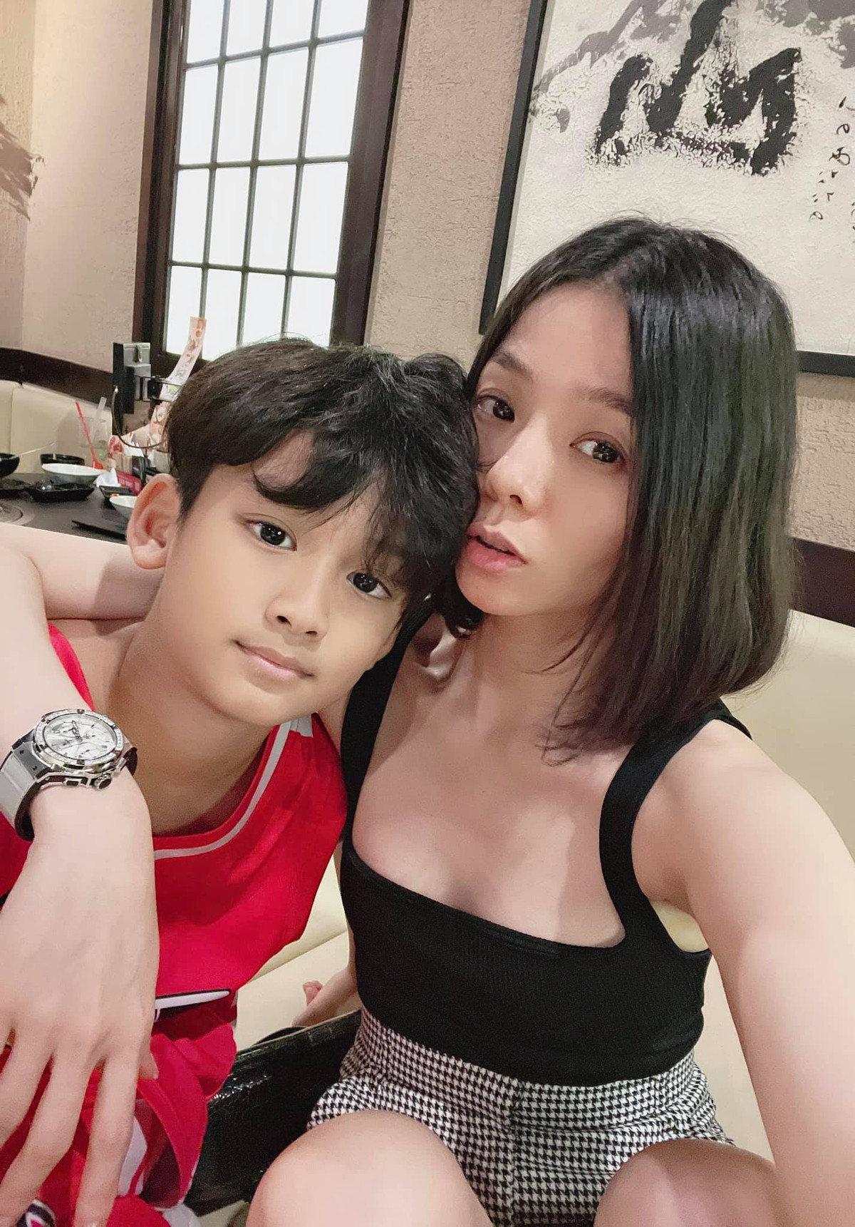 Lệ Quyên đăng bức ảnh bên con trai kèm những dòng chia sẻ: "Nhanh quá con trai của mẹ. Giờ mẹ được nhõng nhẽo bên cạnh chàng rồi. Con giống mẹ nhất là sự mạnh mẽ, độc lập và cực kỳ rõ ràng, cái gì ra cái đó, hiểu chuyện và biết phân biệt đúng sai. Con nhạy cảm nhưng lại không hề uỷ mị...".