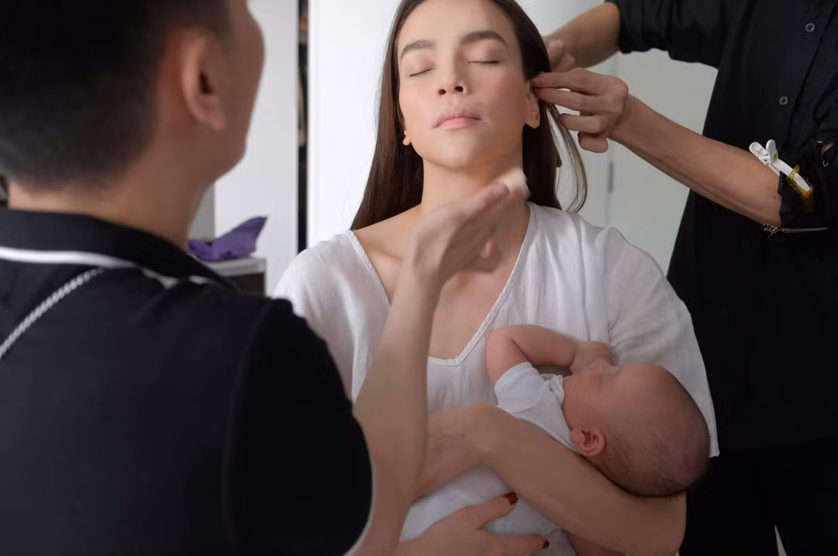 Sao Việt hôm nay 29/1: Khoảnh khắc Hồ Ngọc Hà vừa trang điểm trước giờ diễn vừa bế ru con ngủ khiến khán giả cảm động.