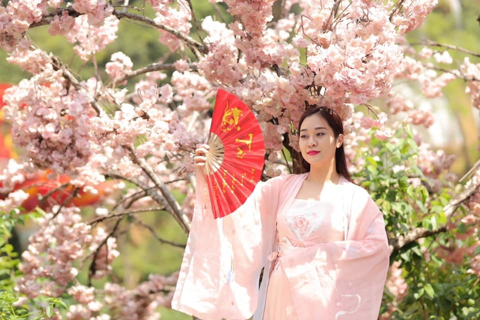 Thậm chí, Tự Long còn tự hào về vợ là một người tâm lý. Nam nghệ sĩ tiết lộ năm nào, sinh nhật anh, bà xã cũng tự tay chuẩn bị bánh kem, quà và bày những bữa ăn nho nhỏ cho gia đình.