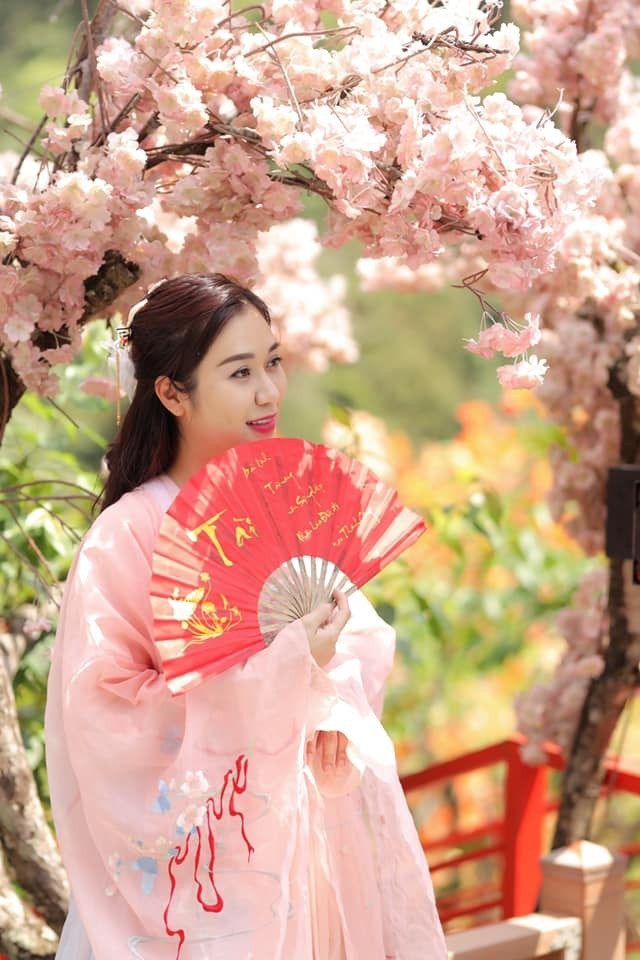 Trên trang cá nhân, thi thoảng có những bộ ảnh đẹp từ những chuyến đi cô mời khoe với mọi người.