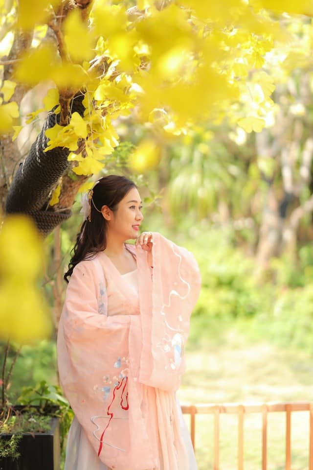 Sau khi kết hôn, khi nói về cuộc sống với chồng là nghệ sĩ nổi tiếng, Minh Nguyệt tâm sự: "Làm vợ anh Tự Long, tôi phải làm quen với nhiều thói quen mới của chồng cũng như những đặc thù công việc và hào quang của một người nổi tiếng mang lại"...