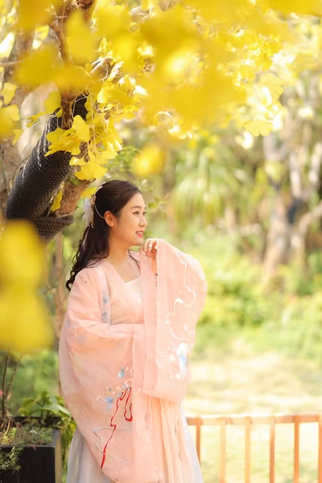 Sau khi kết hôn, khi nói về cuộc sống với chồng là nghệ sĩ nổi tiếng, Minh Nguyệt tâm sự: "Làm vợ anh Tự Long, tôi phải làm quen với nhiều thói quen mới của chồng cũng như những đặc thù công việc và hào quang của một người nổi tiếng mang lại"...