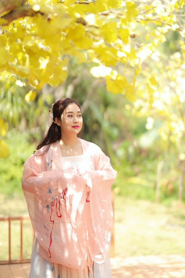 ... "Tôi cũng thích nghi dần và tìm thấy những niềm vui trong đó. Anh Tự Long cũng thay đổi nhiều để phù hợp cũng như chia sẻ với tôi nhiều hơn nên tôi cảm thấy cuộc sống dễ chịu và không có phiền muộn gì về sự nổi tiếng của chồng".