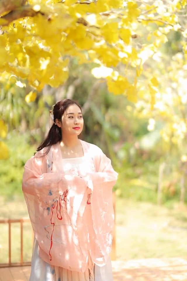 ... "Tôi cũng thích nghi dần và tìm thấy những niềm vui trong đó. Anh Tự Long cũng thay đổi nhiều để phù hợp cũng như chia sẻ với tôi nhiều hơn nên tôi cảm thấy cuộc sống dễ chịu và không có phiền muộn gì về sự nổi tiếng của chồng".