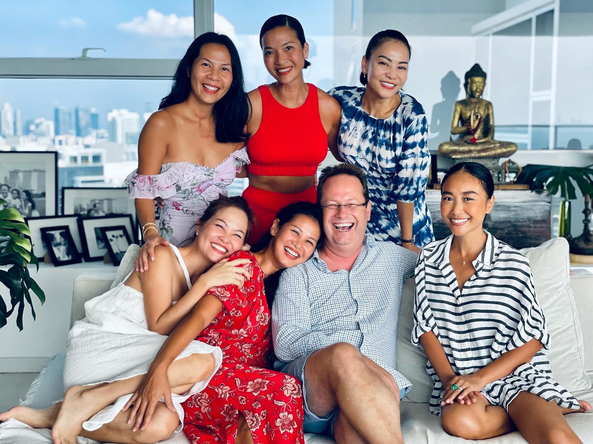 Thu Minh hội ngộ Đoan Trang, Bằng Lăng ở Singapore.