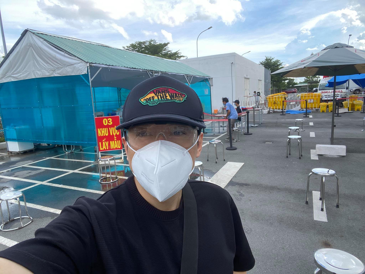 Trái ngược nhiều người, Lam Trường thích cảm giác khi lấy mẫu xét nghiệm Covid-19.