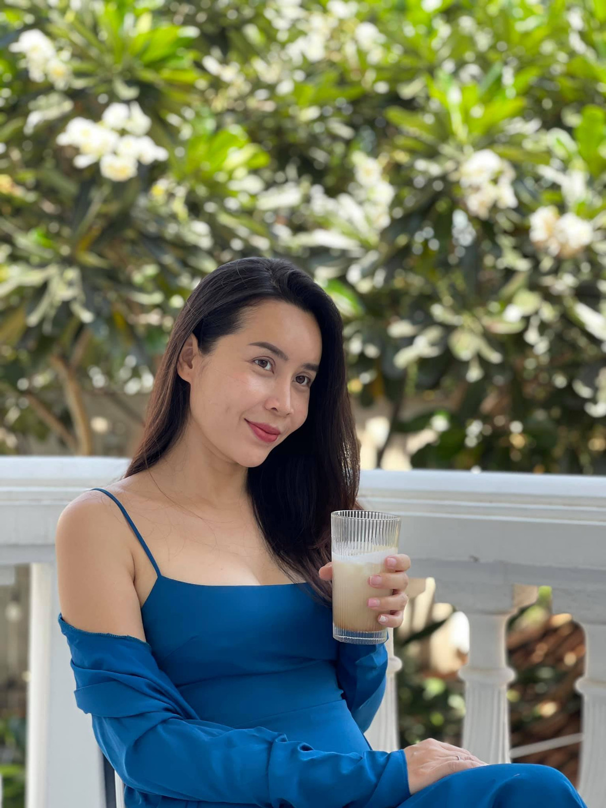 Lưu Hương Giang uống latte nhân chiều đẹp trời.