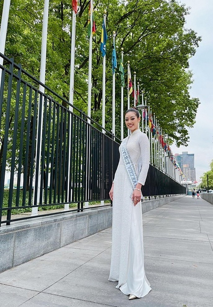 Hoa hậu Khánh Vân diện áo dài trắng khi thăm quan các địa danh ở Mỹ.