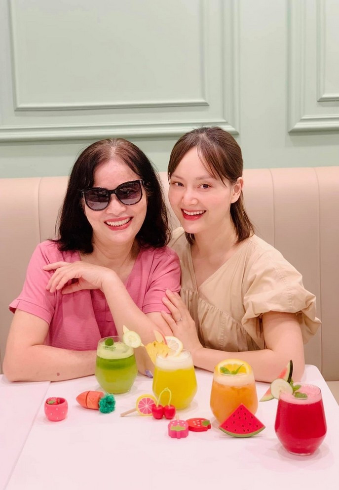 Lan Phương lần hiếm hoi khoe mẹ ruột. Nhiều người nhận xét nữ diễn viên trông khá giống mẹ với sóng mũi và nụ cười.