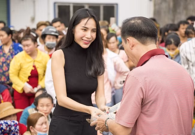 Sao Việt hôm nay 4/6: Thủy Tiên vừa chính thức lên tiếng về ồn ào liên quan tới khoản 30 triệu gửi nhầm của một tài khoản. Theo nữ ca sĩ, thời gian qua cô đã phải tự bỏ tiền túi trả lại cho rất nhiều cá nhân chuyển nhầm. Tuy nhiên về vụ việc người tố cô ăn chặn tiền từ thiện, nữ ca sĩ cho rằng người này không hề chuyển cho mình số tiền trên, và cô sẽ không trả lại tiền. "Việc chuyển nhầm không phải là lỗi của Tiên, mọi người hãy có trách nhiệm với sai sót của mình", cô cho biết thêm.