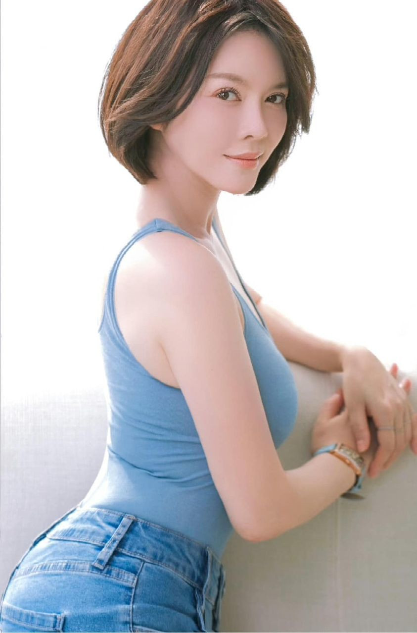 Lý Nhã Kỳ chú thích ảnh: "Đường đua thì em thua. Nhưng đường cong thì anh đợi xíu".