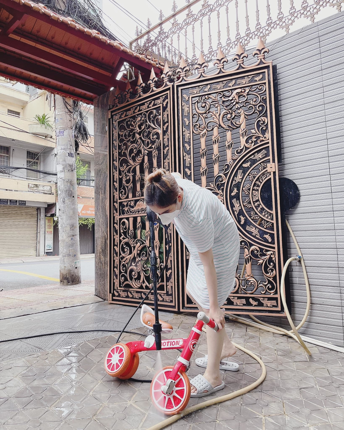 Giang Hồng Ngọc rửa xe, dọn sân nhà.