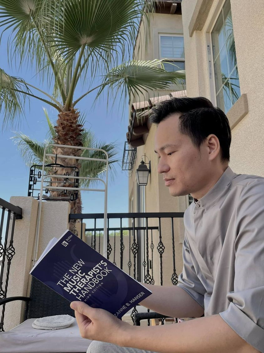 Đình Bảo nghiên cứu về âm nhạc trị liệu.