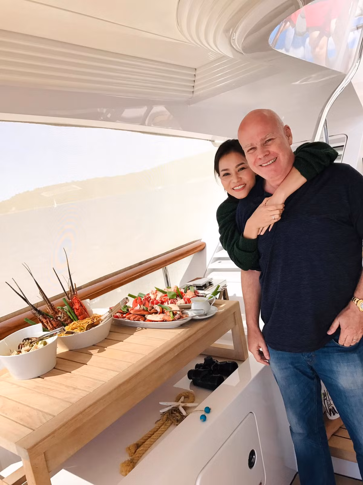 Sao Việt hôm nay 13/9: Thu Minh ôm chặt ông xã trên du thuyền, bên cạnh là những món ăn ngon. Cô gọi Otto là "chồng, người yêu, bạn thân, người thầy, hộ vệ và nhà tài trợ" của mình.