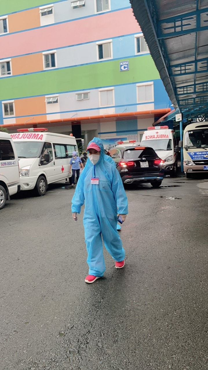 Việt Hương mặc kín mít nhưng ai cũng nhận ra.