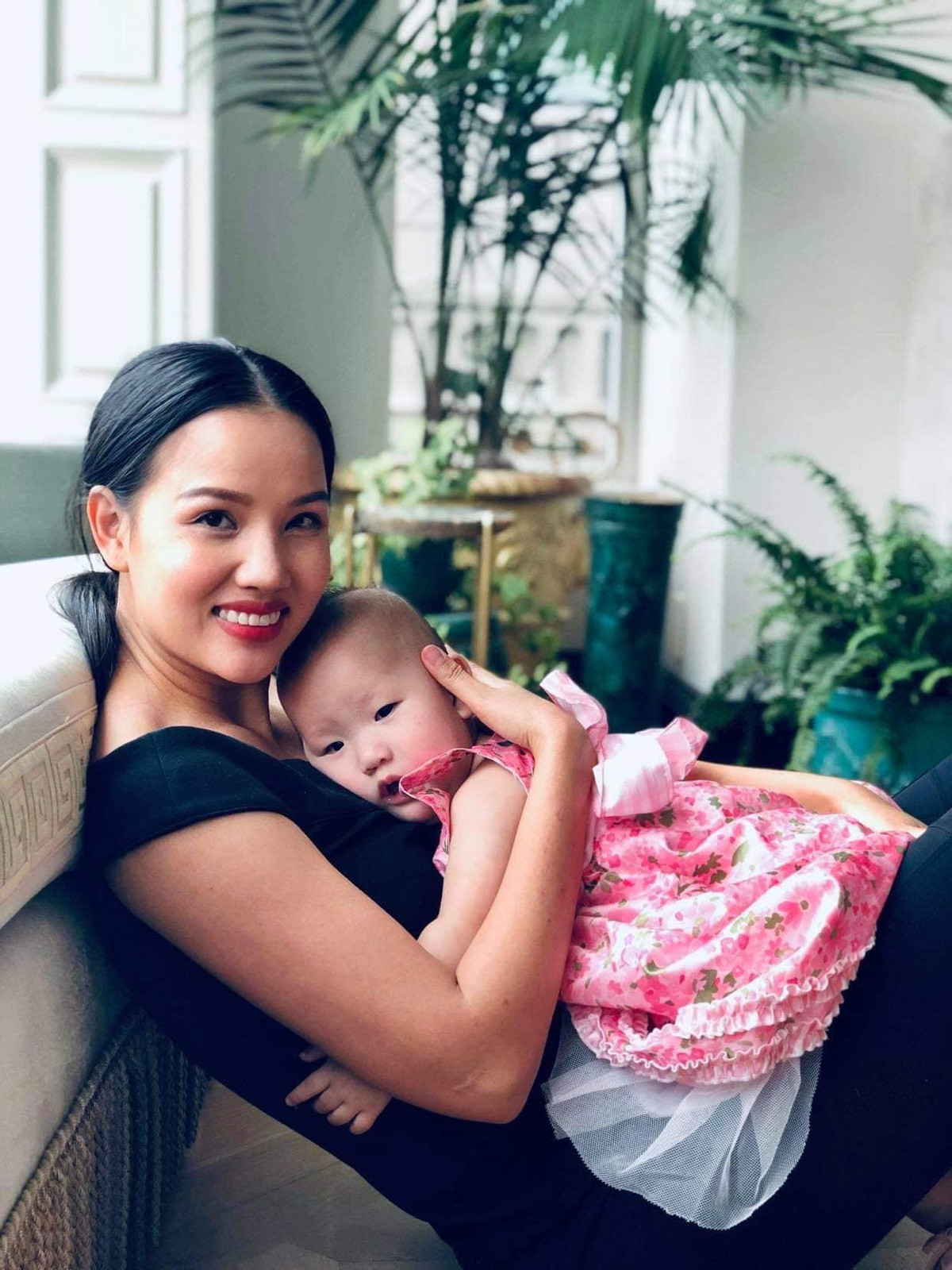 Bebe Phạm và Dustin Nguyễn hạnh phúc khi có con thứ 3 là bé Sahara.